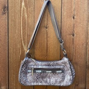 Le Sportsac adjustable purse; great size and print